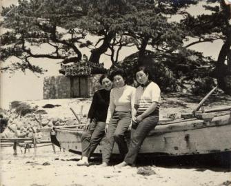 미포만 물양장과 마을 사람들  1964의 사진