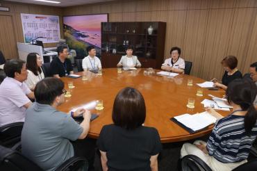 민원친절 우수 공무원 표창 수여 및 간담회의 사진