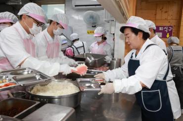 천기옥 동구청장, 경로식당 배식 봉사의 사진