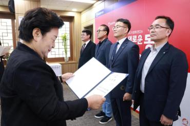 하반기 5급 이상 인사교류자 임용장 수여식의 사진