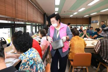 남목노인복지관 말복맞이 무료 특식 제공의 사진