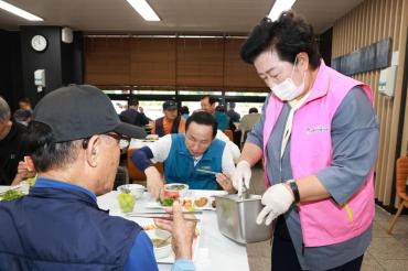 남목노인복지관 말복맞이 무료 특식 제공의 사진