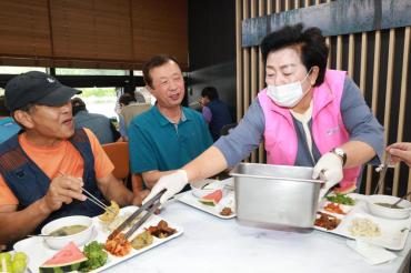 남목노인복지관 말복맞이 무료 특식 제공의 사진