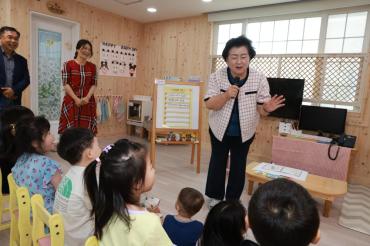 어린이 이용시설 목조화사업 현판식의 사진