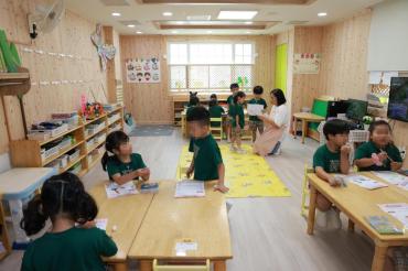 어린이 이용시설 목조화사업 현판식의 사진
