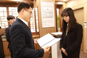 신규 임용장 수여식의 사진