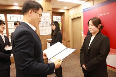 신규 임용장 수여식의 사진