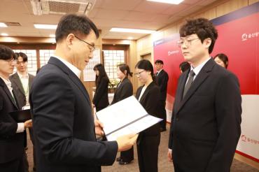 신규 임용장 수여식의 사진